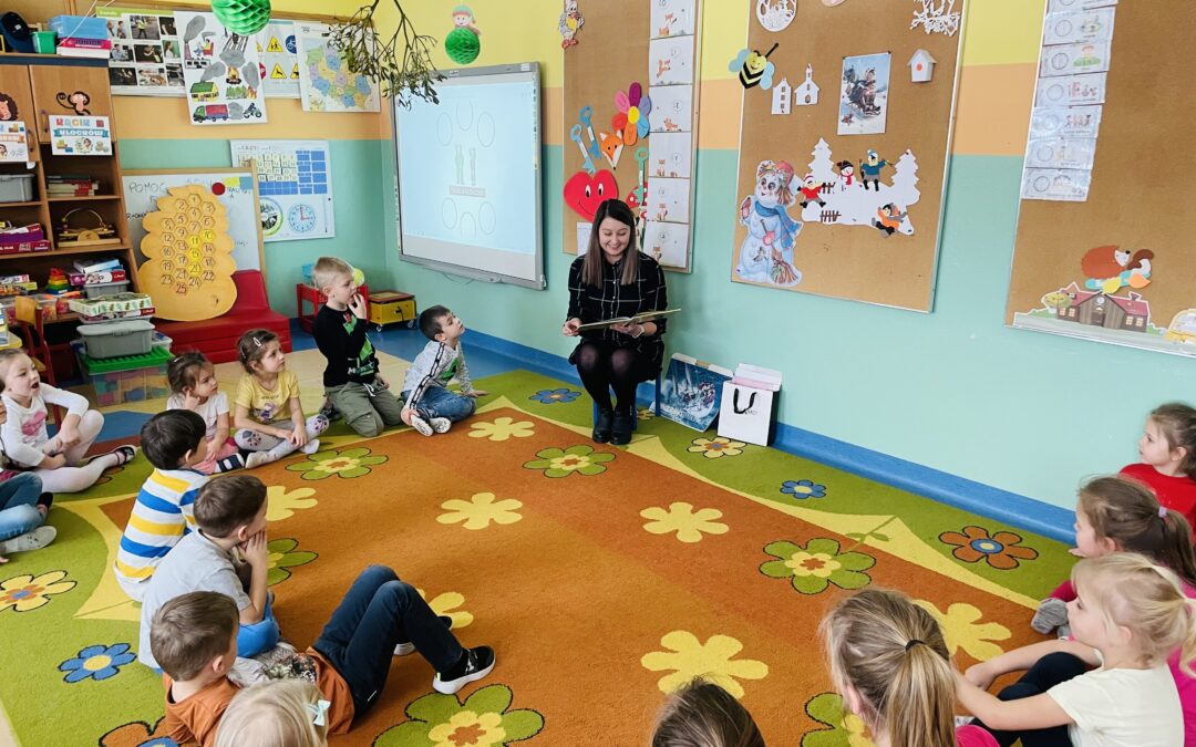 Zajęcia biblioteczne w grupie przedszkolnej Szkoły Podstawowej w Jeziorku z okazji Dnia Babci i Dziadka