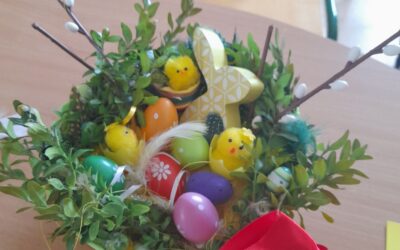 Warsztaty Wielkanocne uczniów kl. VII b w bibliotece.