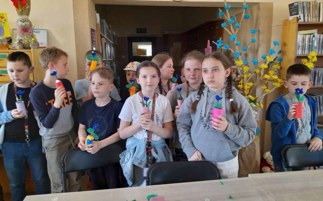 Dzień Niezapominajki w bibliotece.