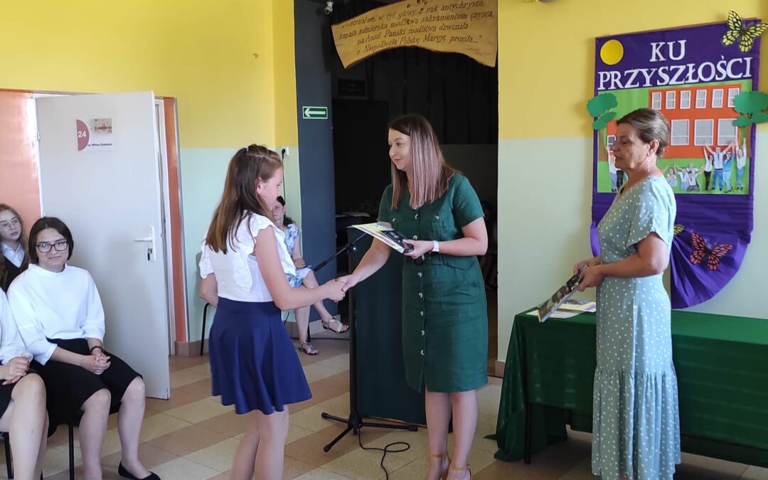 Wręczenie dyplomów i nagród najlepszym czytelnikom.