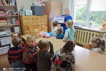 Wizyta grupy trzy i czterolatków w bibliotece.