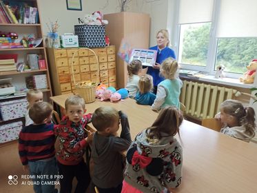 Wizyta grupy trzy i czterolatków w bibliotece.