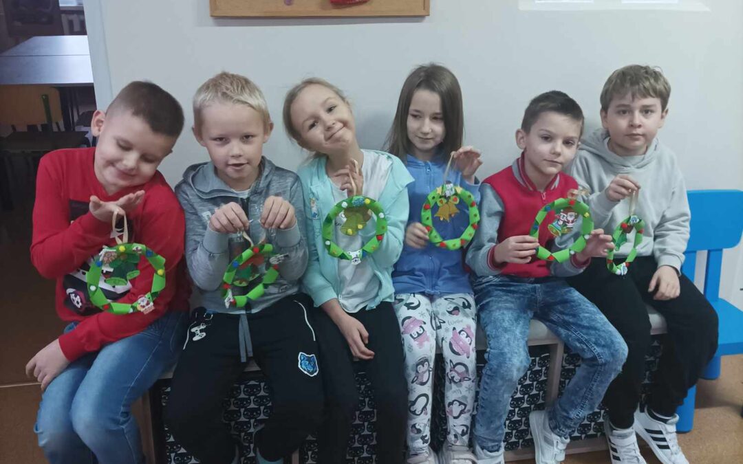 Zajęcia plastyczne, tworzenie wieńców  bożonarodzeniowych.