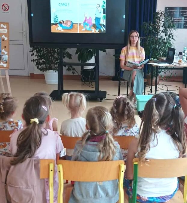 Spotkanie autorskie z Martą Maj i psem Preclem.