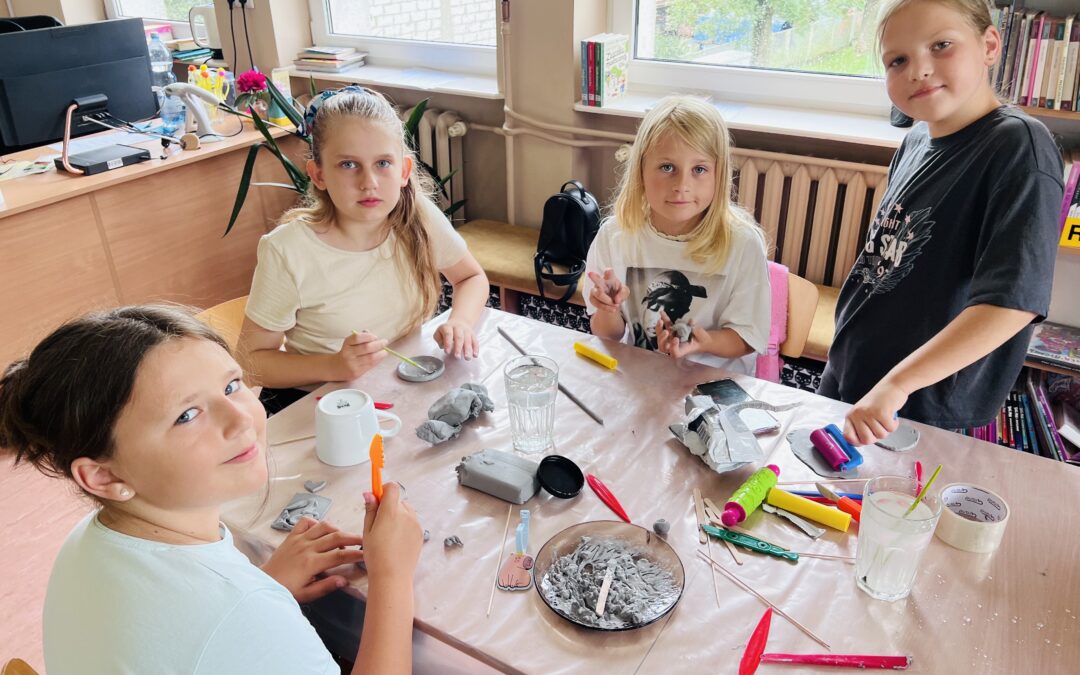Warsztaty lepienia z gliny w Filii w Jeziorku