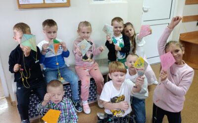 Jesienne latawce- zajęcia plastyczne z przedszkolakami.