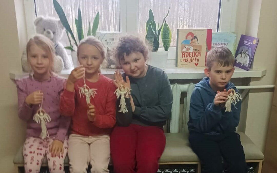 Magiczne Aniołki z Włóczki: Świąteczne Warsztaty Świetliczaków w Bibliotece
